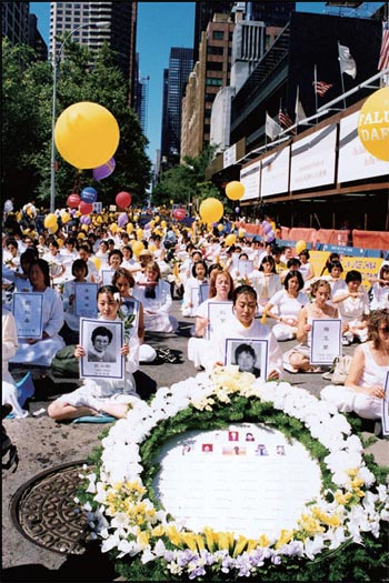 Последователи Фалуньгун из разных стран напротив главного офиса ООН в Нью-Йорке   проводят акцию памяти погибших своих единомышленников в Китае от репрессий со   стороны КПК. Фото с epochtimes.com
