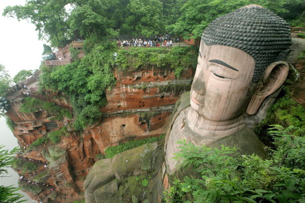 Будда Милэ у подножия священных гор Эмэй