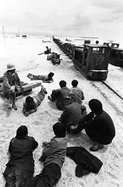Сборщики соли отдыхают. Провинция Цинхай. 1996 год. Фото: Zhou Qinhui