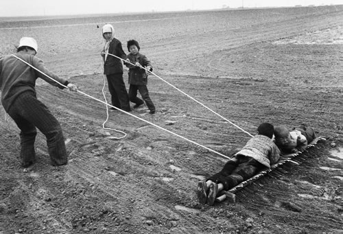 Крестьяне волочат землю. Нинся-Хуэйский автономный район. 1995 год. Фото: Yu Zhixin