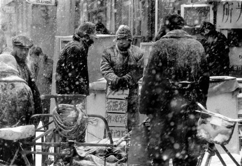 Безработный под снегом стоит с плакатом в надежде найти работу. Город Шеньян провинции Ляони. 2001 год. Фото: Cui Boqian