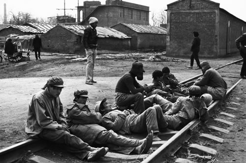 Рабочие ждут, когда будет работа. Провинция Хэнань. 1997 год. Фото: Zhu Qinhe