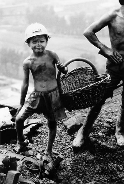 Маленький собиральщик угля. Провинция Хэнань. 2001 год. Фото: Niu Guozheng