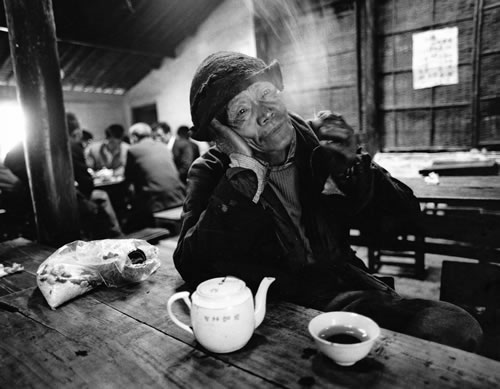 Лодочник каждый день перед отплытием, заходит в чайную выпить чая. Провинция Чжецзян. 1990 год Фото: Yu Zhixi