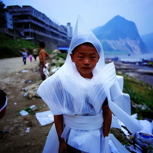 Парень, развлекаясь, сделал себе одежду из упаковочного материала. Провинция Хубэй. 2002 год. Фото: Yan Changjiang
