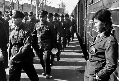 Солдаты идут обедать перед отъездом на передовую в провинцию Юньнань. Провинция Шэньси. 1985 год. Фото: Dan Baoxiu