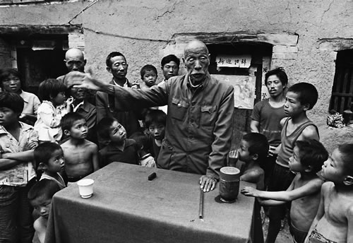 Уличный рассказчик рассказывает истории в деревне. Провинция Хэнань. 1992 год. Фото: Jiang Jian