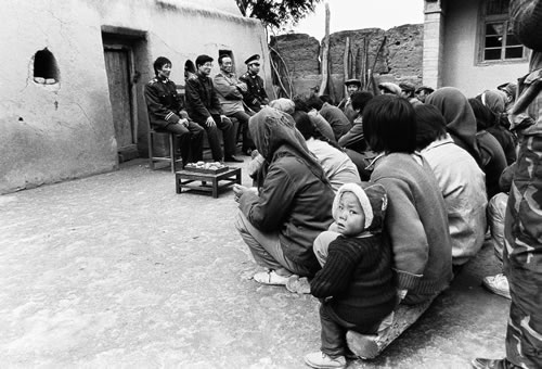 Местные чиновники проводят обучение крестьян законам. В качестве рабочего пайка крестьяне принесли им картошку. Провинция Нинся. 1993 год. Фото: Tian Guobin