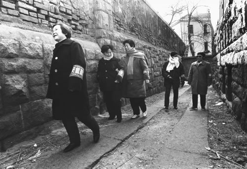 Дружинники из пенсионеров, патрулирующие улицы. Горд Циндао провинции Шаньдун. 1993 год. Фото: Wu Zhengzhong