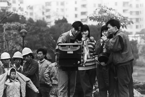 Бесплатное караоке пользуется большой популярностью у приезжих рабочих. Город Шеньчжень провинции Гуандун. 1992 год. Фото: Zhang Xinmin