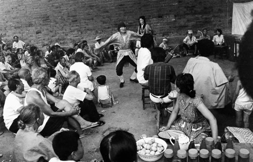 Люди собрались послушать хэнаньскую банцзы (тип китайской музыкальной драмы). Город Сиан провинции Шэньси. 1986 год. Фото: Dan Baoxiu