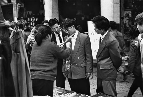 Молодой человек учится завязывать галстук. Провинция Сычуань. 1983 год. Фото: Yang Mo