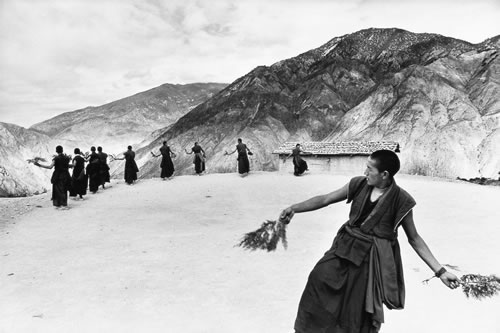Ламы исполняют ежегодный ритуальный танец. Провинция Юаньнань. 1996 год. Фото: Geng Yun