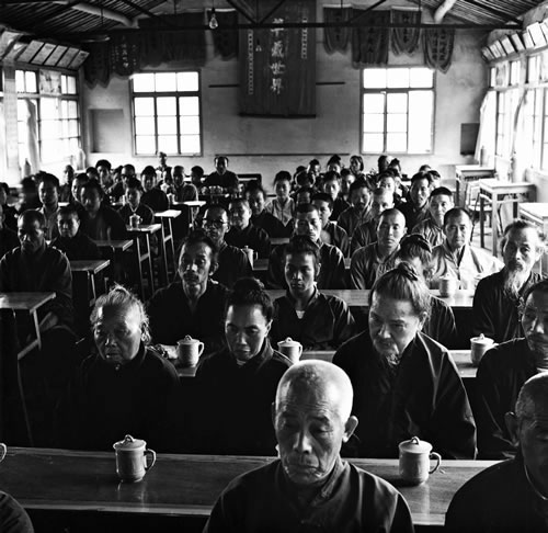 Последователи буддизма и даосизма проводят совместное собрание. Провинция Чжецзян. 1985 год. Фото: Xiao Yunji
