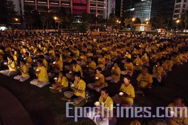 Вечер памяти со свечами по случаю 10-летия репрессий Фалуньгун в Китае прошёл в Тайване