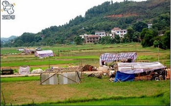 Навесы, в которых живут крестьяне, лишившиеся домов. Посёлок Дяньмэнь провинции Хунань. Фото с epochtimes.com