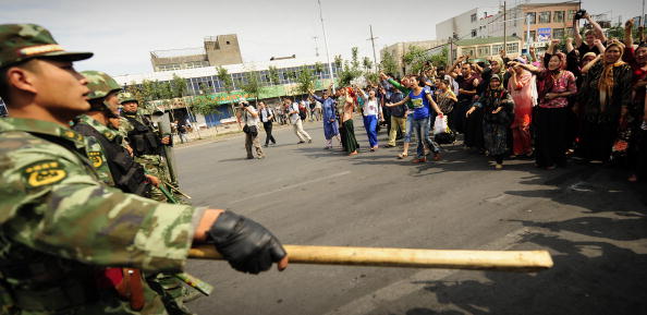 Новая волна протеста уйгуров началась в Урумчи. 7 июля 2009 год. Фото: PETER PARKS/AFP/Getty Images