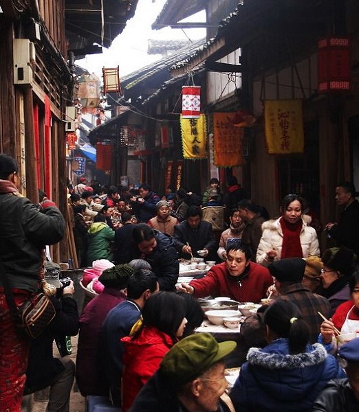 Новогодний обед на улицах посёлка Гучжунь. Фото: Великая Эпоха. 