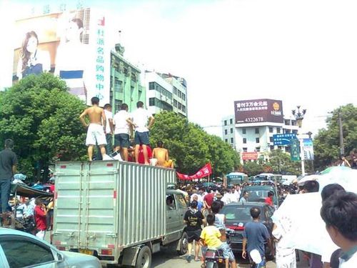 Акция протеста против грубых действий городских контролёров произошла в Центральном Китае