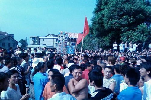 Акция протеста против грубых действий городских контролёров произошла в Центральном Китае