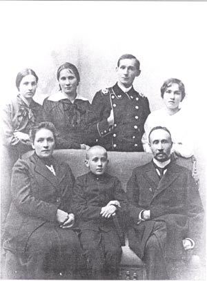 Семья Ивана Егоровича стеблин-Каменского (Наташа, Таня стоят слева). Фотография 1912-1914 гг./Великая Эпоха