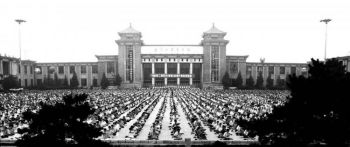 Море спокойствия. 10 000 практикующих Фалунь Дафа медитируют в китайском городе Шеньян. Фото: www.clearwisdom.net