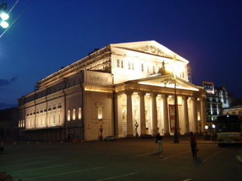 Под Большой театр в Москве подводят постоянный фундамент