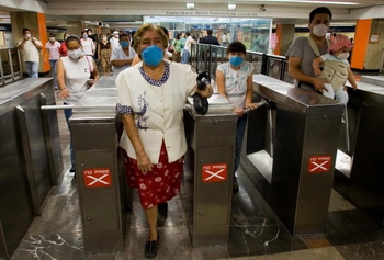 Мексиканцы в метро. Фото: ALFREDO ESTRELLA/AFP/Getty Images