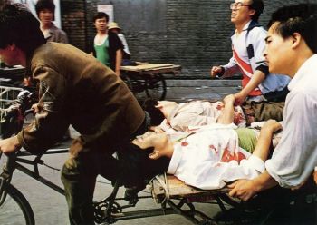 Рикша неистово крутит педали, увозя раненных студентов с площади Тяньаньмэнь 4 июня 1989. Фото: 64memo.com