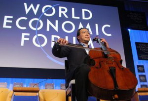 Виолончелист Йо-Йо Ма играет в  здании конгресса перед  получением Crystal Award на Всемирном Экономическом Форуме в январе этого года. Фото: Pierre Verdy/AFP/Getty Images