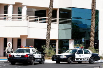 Лас-Вегас: обыск в медицинской клинике личного врача Майкла Джексона, - д-ра Конрад Мюррея, 28 июля 2009 года. Фото: Ethan Miller/Getty Images