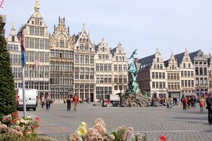 Антверпен в Бельгии отличается богатой городской культурой, как показывают эти древние дома патрициев на рыночной площади. (Дорис Реннекамп/www.pixelio.de)   