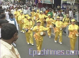 Выступление труппы Небесного оркестра в индийском городе Нагпуре на празднике Дасара. 7-8 октября 2008 г. Фото: The Epoch Times