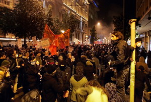 Беспорядки в Греции отражают кризис общественных институтов