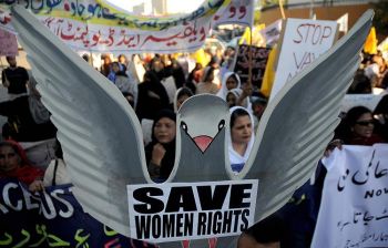 Шествие пакистанок на митинге по случаю празднования международного дня «Женщины против насилия», проводившегося в Карачи, 25 ноября 2008 г. Фото: Асиф Хасан/AFP/Getty Images