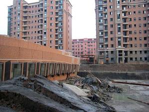 Здание в Шанхае рухнуло из-за некачественного фундамента