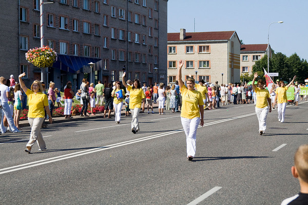 Последователи Фалуньгун Латвии участвуют в параде в честь Дня города. Фото: Андрей Аболтиньш