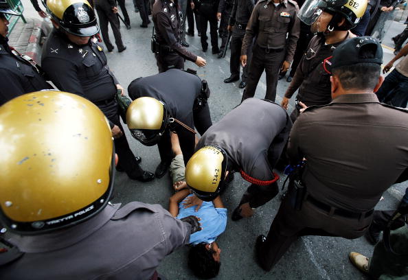 Полиция жестко разогнала митинг в Бангкоке. Фото: Chumsak Kanoknan/Getty Images