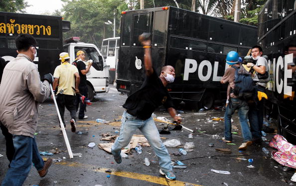 Полиция жестко разогнала митинг в Бангкоке. Фото: Chumsak Kanoknan/Getty Images