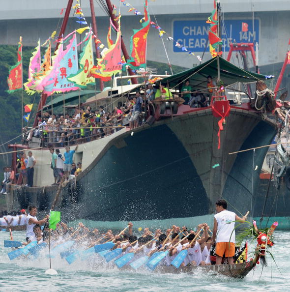 В Гонконге проводят соревнавания во время праздника - Лодка дракона. Фото: AFP                                                                 