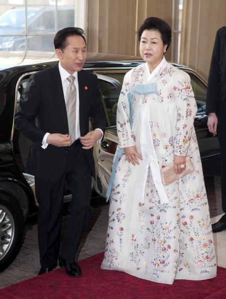 Президент Южной Кореи Ли Мен Бак с женой Kim Yoon Ok. Фото: AFP/Getty Images
