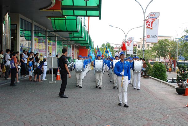 Индонезия: в Паданге прошёл парад в поддержку 50-ти миллионов китайцев, вышедших из КПК