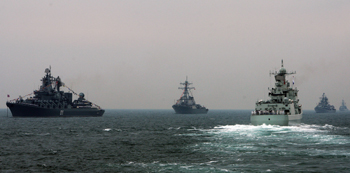 Противолодочный корабль «Адмирал Пантелеев» отлавливает сомалийских пиратов