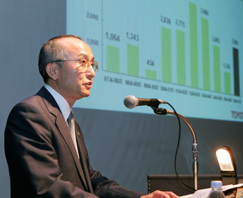 Президент Тойота Motor Corporation, Katsuaki Watanabe заявляет о финансовых результах компании на пресс-конференции в 2007г. Фото: KAZUHIRO NOGI/AFP/Getty Images