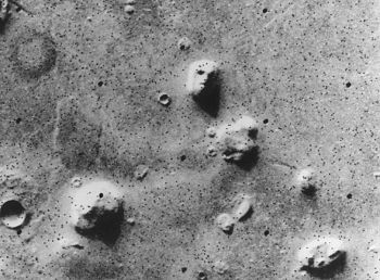 Марсианское лицо: знаменитое «Лицо на марсе» расположено в районе планеты, носящем название Цидония. Фото: NASA/JPL