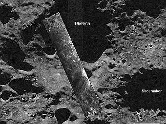 В центре располагается снимок полоски дна кратера, реконструированный по данным miniSAR. Фрагмент дна принадлежит кратеру Haworth, изображение которого видно на заднем фоне. Изображение NASA