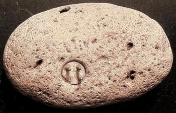 Вставленный трехконтактный штепсель в камень может быть или свидетельством технологически передовой древней цивилизации, или обманом. Фото: Джона Дж. Виллиамса