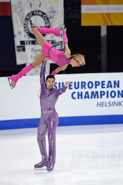 Алена Савченко/Робин Жолковы (Германия) исполняют  короткую  программу. Фото: Tomas Whitehouse/Getty Images