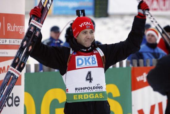 Норвежский биатлонист Оле-Эйнар Бьорндален выиграл золотую медаль в спринте на пятом этапе Кубка мира в немецком Рупольдинге. Фото: Agence Zoom/Getty Images