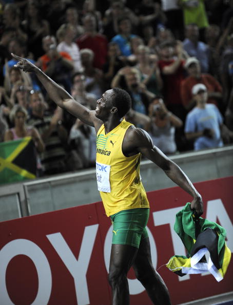 Ямайский спринтер Усейн Болт установил новый мировой рекорд в беге на 100 метров. Фото: ADRIAN DENNIS/AFP/Getty Images
